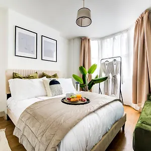 apt-heart-of-hackney-2bed-garden-flat-sleeps-6.brighton-hotels-england.com/